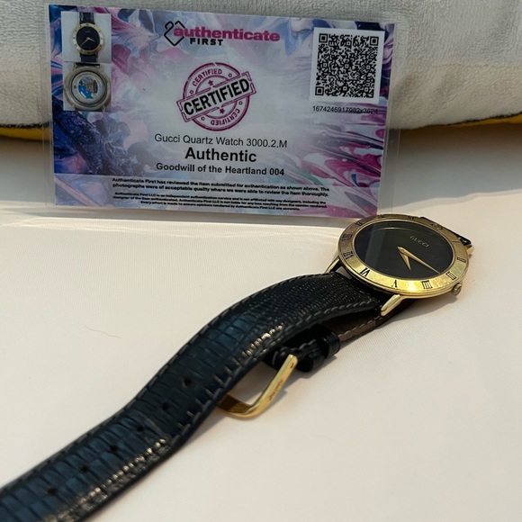 Vintage Authentic Gucci Watch 3000.2 M with Certificate of Authenticity - Picture 5 of 7
